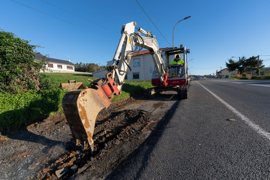 Moeche invierte 100.000 euros en las obras de reparación de dos tramos de aceras en Abade