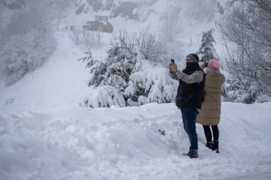 Colas de hasta cinco kilómetros para ver la nieve en O Cebreiro