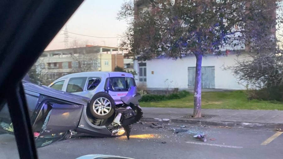 Una conductora sale ilesa de un accidente en Perlío en el que su vehículo terminó volcado