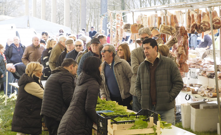 La Feira do Grelo de Xestoso cosecha un nuevo éxito de participación