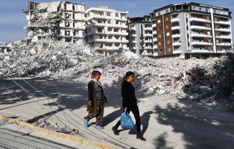 Turquía eleva a 46.000 los fallecidos por los seísmos ante las dudas de los médicos