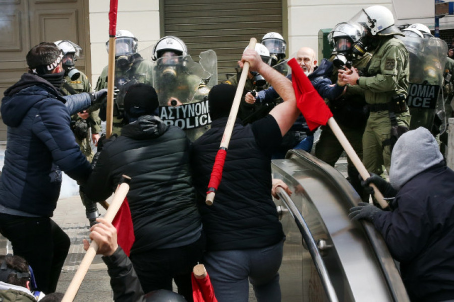 Violenta protesta en Atenas contra el Gobierno por el accidente de tren mortal