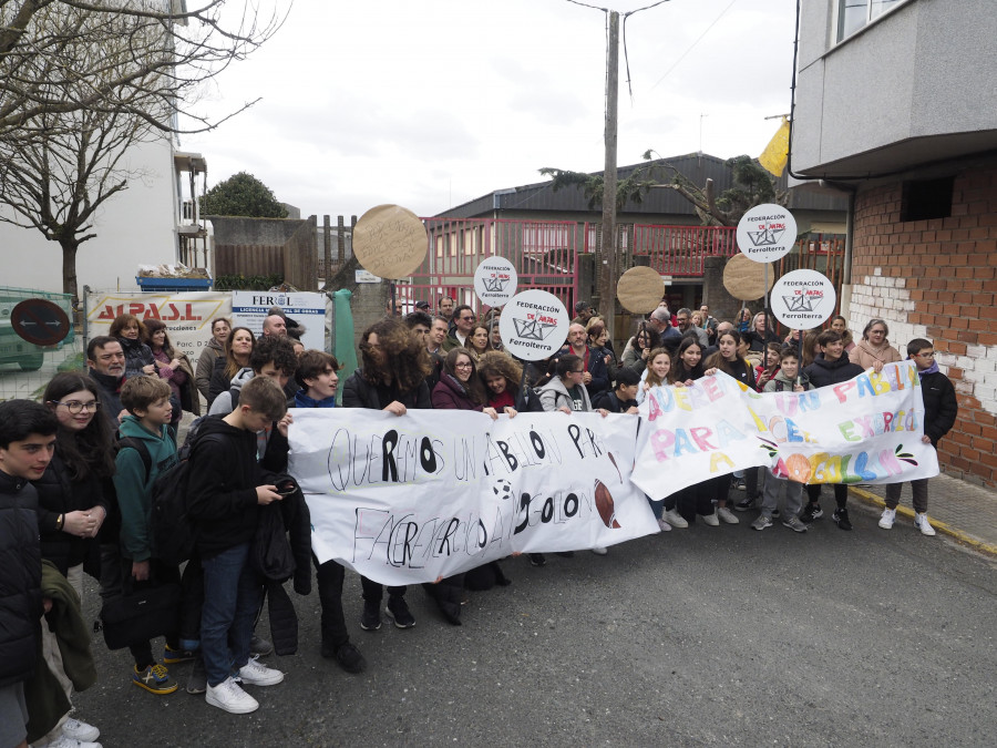 Protesta de la comunidad educativa del IES Ferrol Vello en demanda de un pabellón