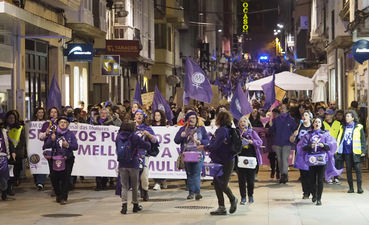 Cientos de personas secundan en Ferrol una nueva manifestación masiva el 8-M