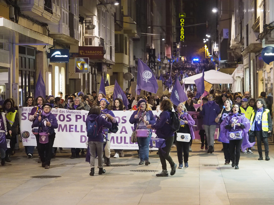 Cientos de personas secundan en Ferrol una nueva manifestación masiva el 8-M