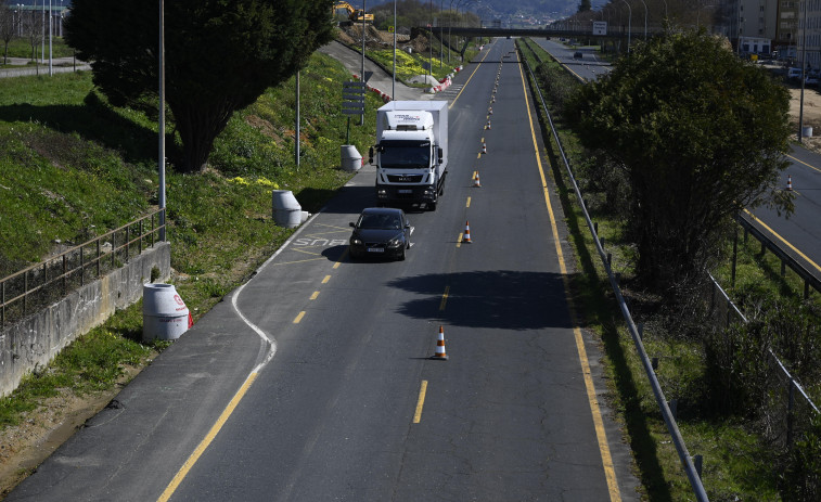 Los carriles izquierdos de As Pías ya se han cortado para desmontar la mediana