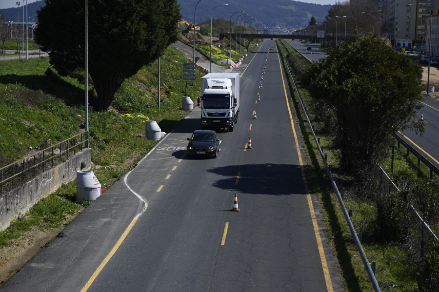 Los carriles izquierdos de As Pías ya se han cortado para desmontar la mediana