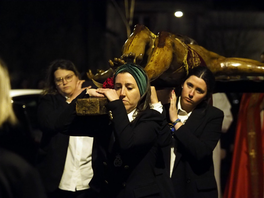 El Via Crucis por Ferrol Vello preludia las procesiones de la Semana Santa