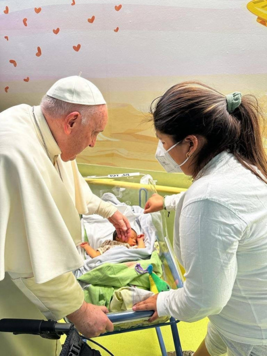 El papa visita a niños y bautiza a un bebé durante su ingreso hospitalario