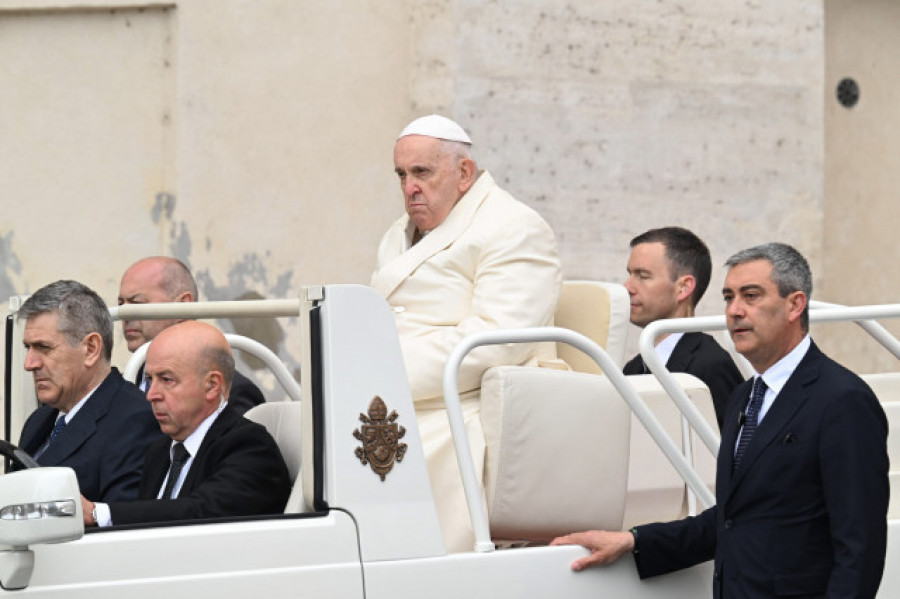 El papa reaparece en la plaza de San Pedro tras su alta hospitalaria