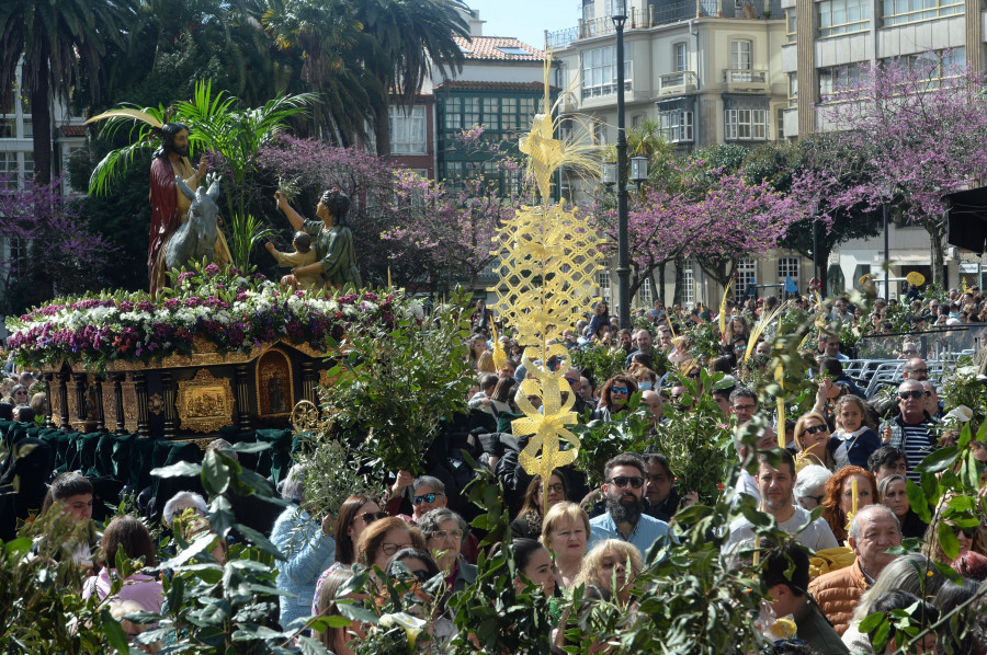 Cientos de fieles acudieron a la bendición de los ramos en la plaza de Amboage