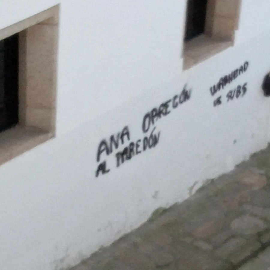 Aparecen pintadas en el casco histórico de Pontedeume contra Ana Obregón