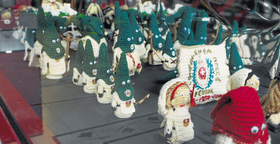 La Semana Santa impregna Ferrol y deja su huella en los escaparates