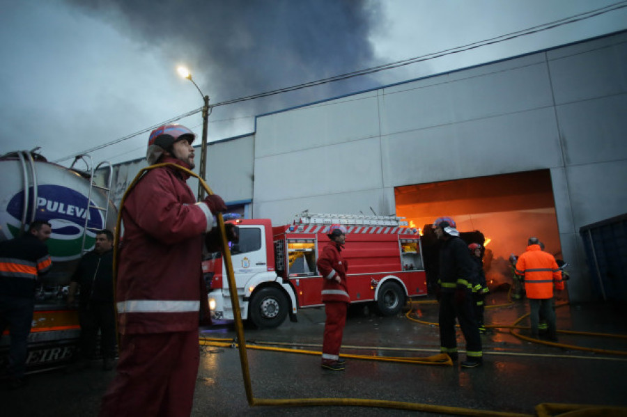 El incendio de la nave de reciclaje de Vilalba se da por extinguido