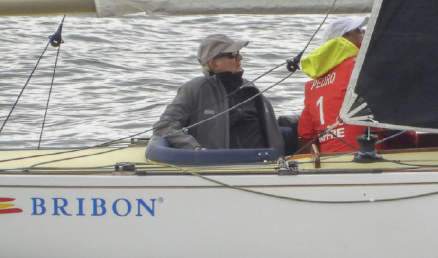 Tres horas y media a bordo del Bribón, la única actividad de Juan Carlos I en sus primeros días en Sanxenxo