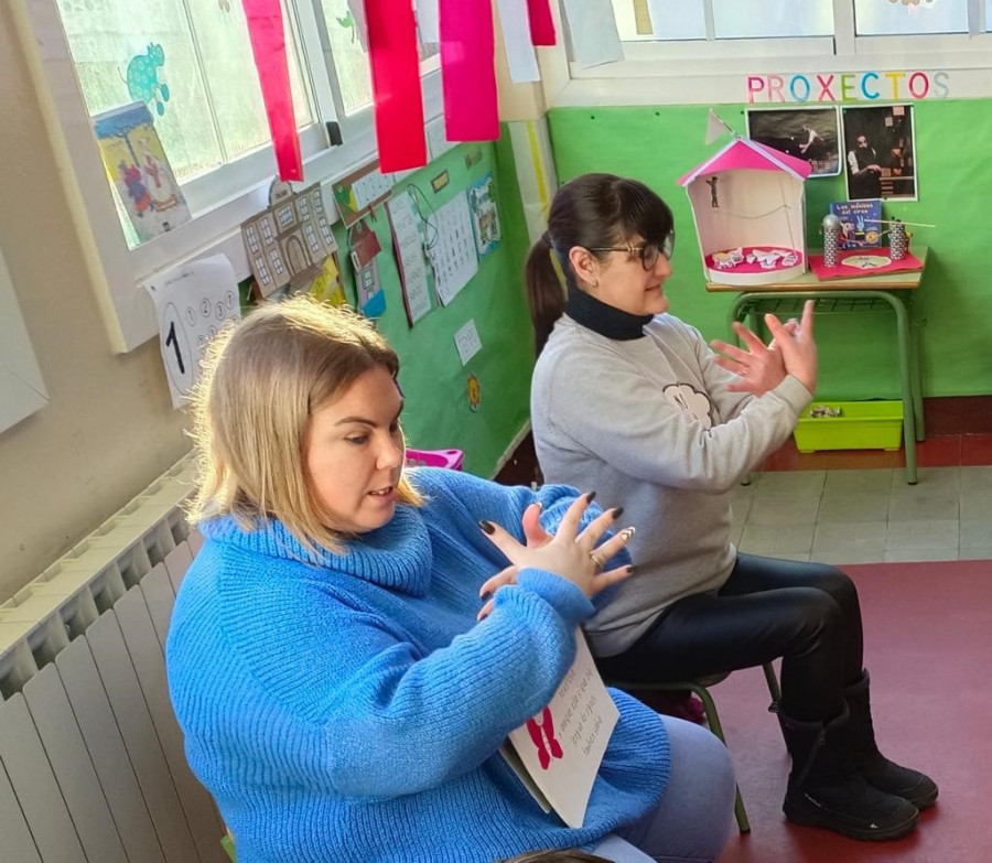 Más de un millar de escolares se acercan a la lengua de signos en Ferrolterra