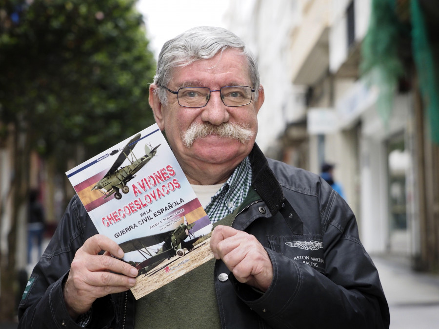 Rafael Permuy aborda en su nuevo libro la fugaz estancia de 22 aviones checos en Ferrol