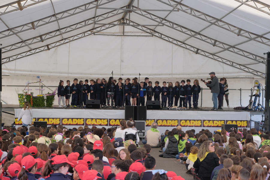 Centos de escolares cantaron onte á primavera nun Ferrol “de frores cuberto”