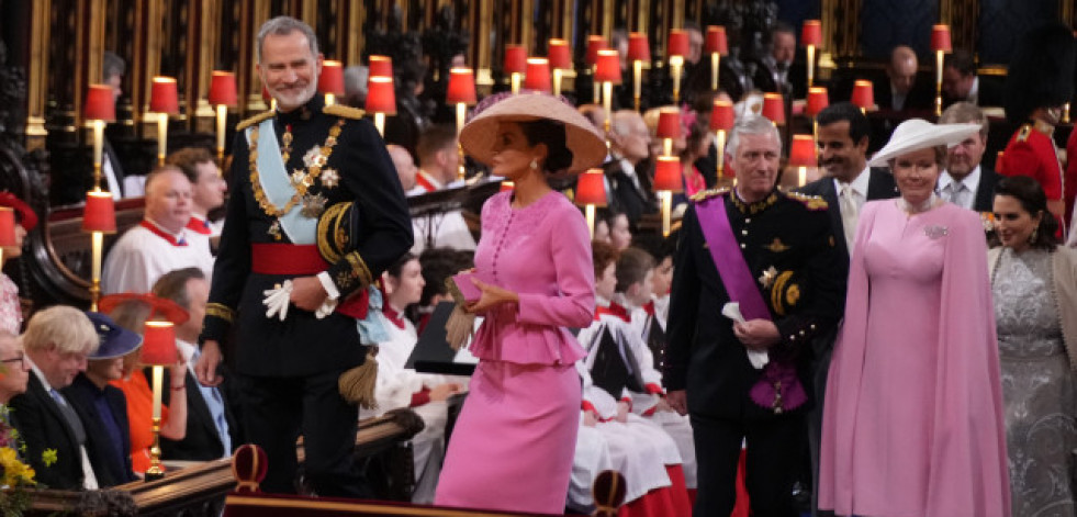 Blanco, azul y rosa, los outfits más vistos en la coronación de Carlos III