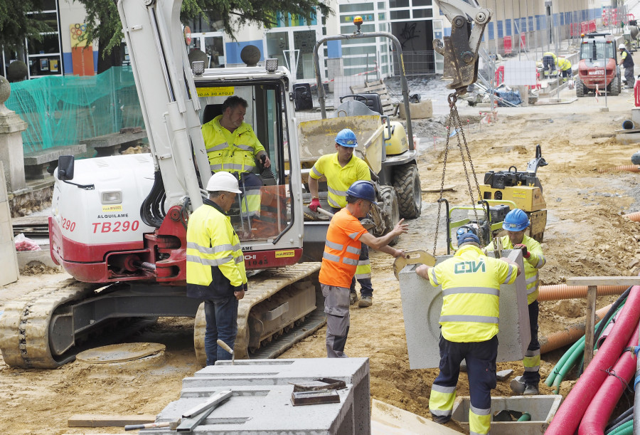 La calle Iglesia avanzará esta semana con el hormigonado del tramo de la plaza de abastos