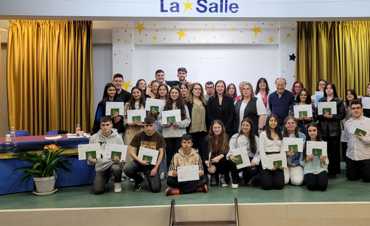 Alumnado del colegio La Salle recibe sus pasaportes solidarios
