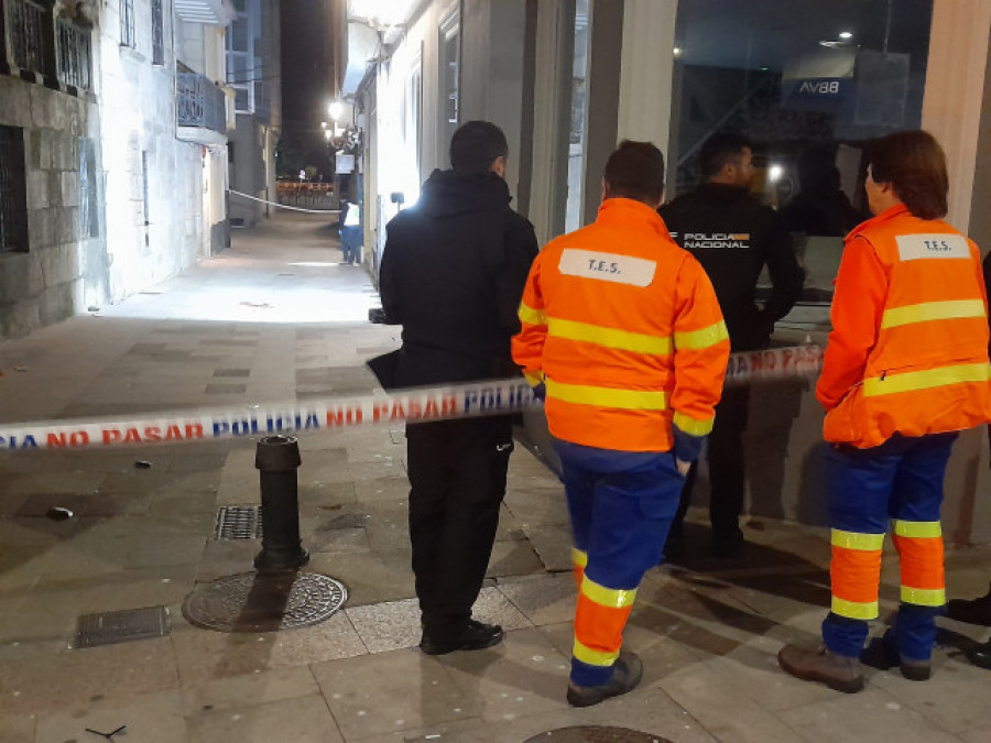 Un joven, entre la vida y la muerte tras ser disparado y acuchillado en Ribeira