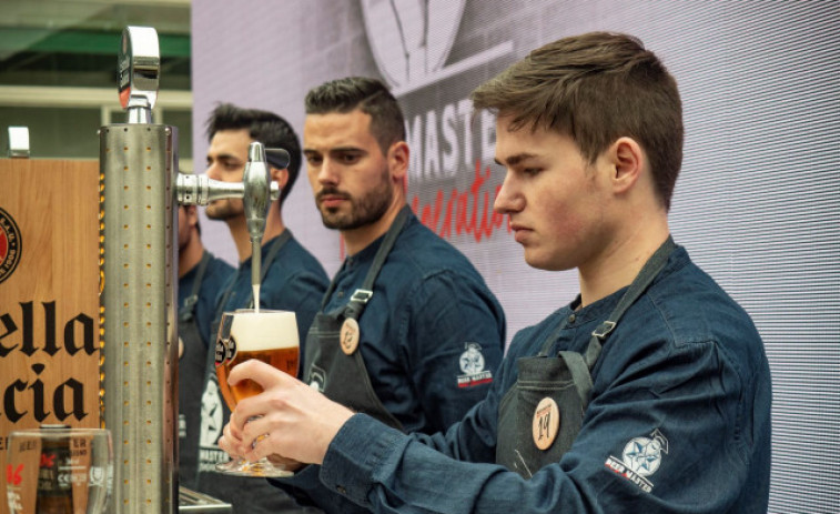 Los hosteleros gallegos del futuro ponen a prueba su destreza en el servicio de cerveza