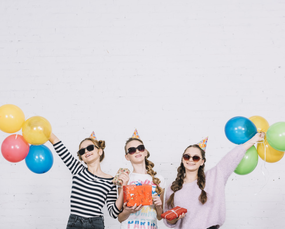 Grupo tres amigas disfrutando fiesta regalos globos