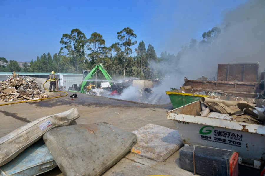 Extinguido el incendio en la planta de tratamiento de Gestán en Arteixo