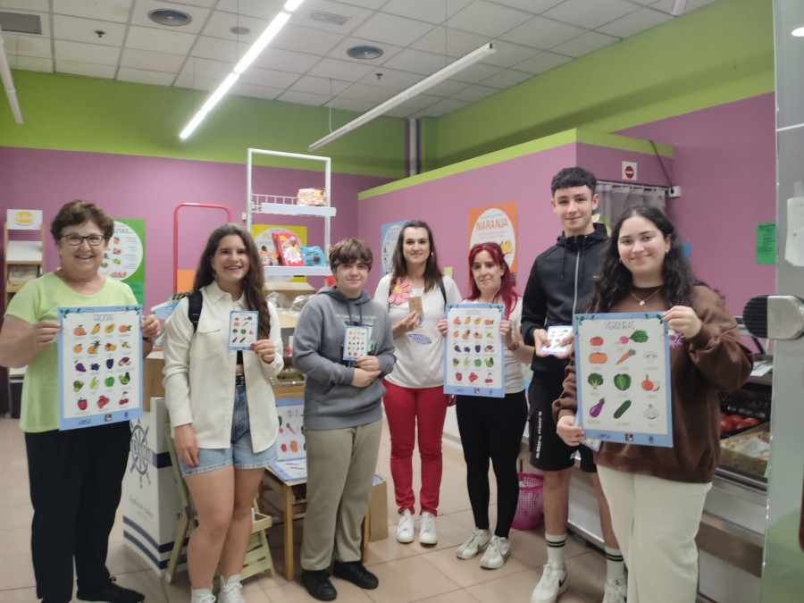 Alumnado do IES As Telleiras diseña cartelería en galego para as froitarías da localidade