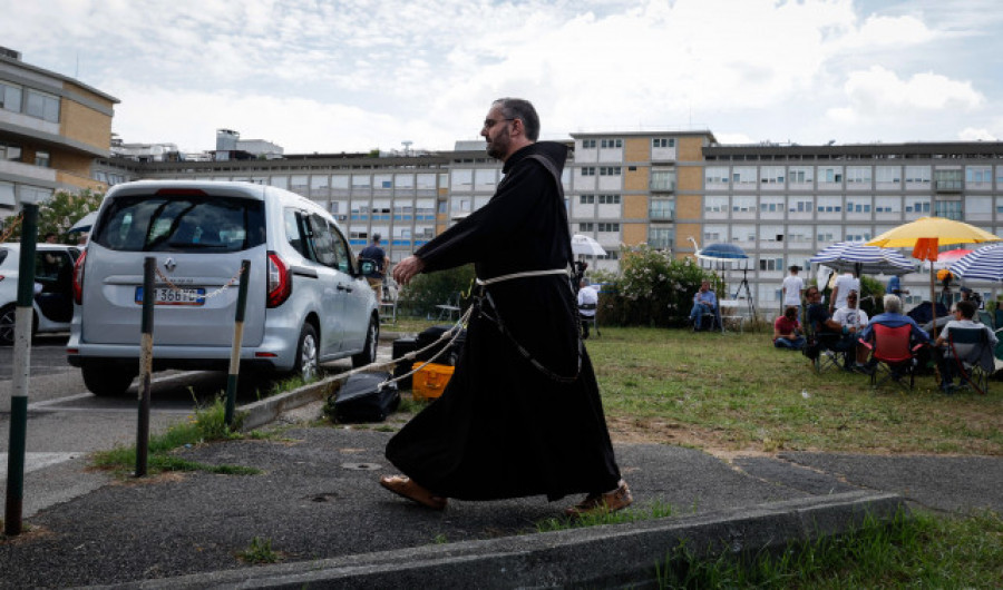 El papa se encuentra bien y los controles son buenos tras la operación