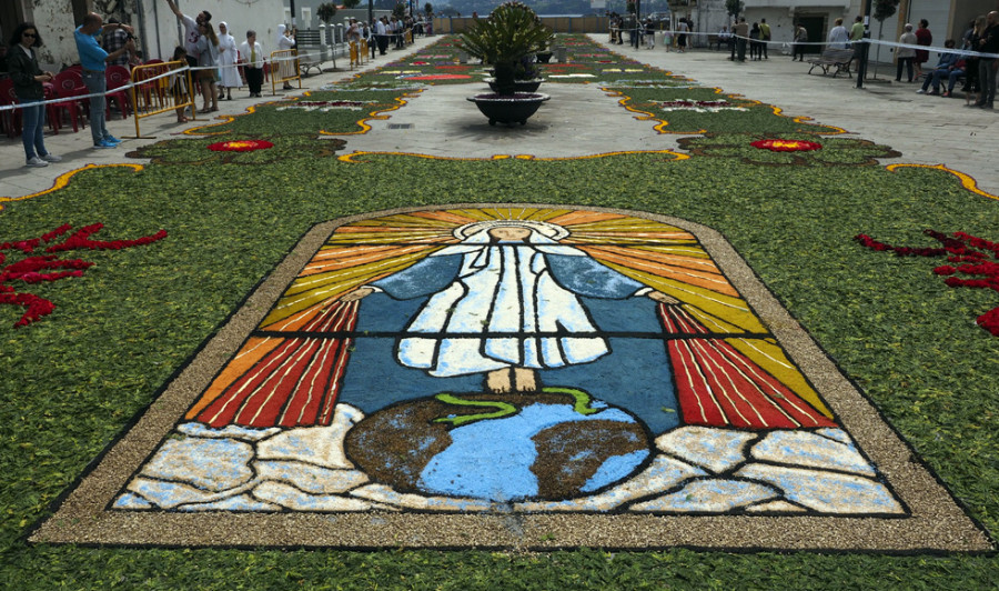 El municipio de Ares se engalana un año más con sus alfombras florales