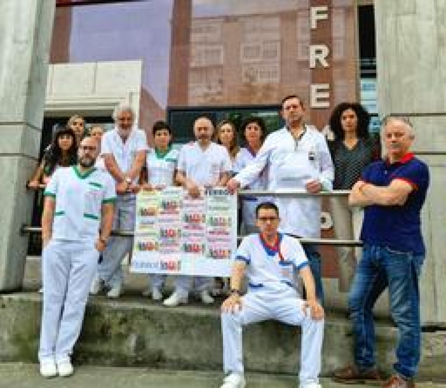 Los trabajadores de la oficina de Fremap en Ferrol vuelven a concentrarse delante del centro asistencial