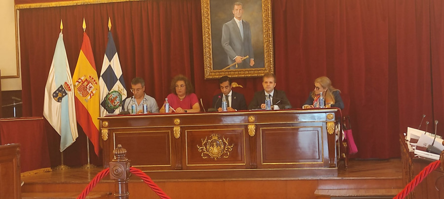 El pleno de organización de Ferrol se estrenó manteniendo los debates encontrados entre oposición y gobierno