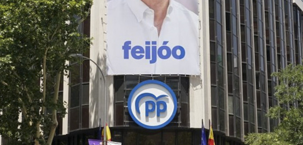 El PP cuelga de Génova una lona con Feijóo y su lema de campaña: 