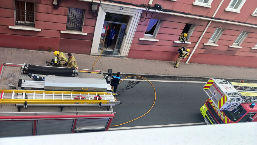 Rescatan en Ferrol a tres perros de un incendio causado por una freidora en la avenida de Vigo