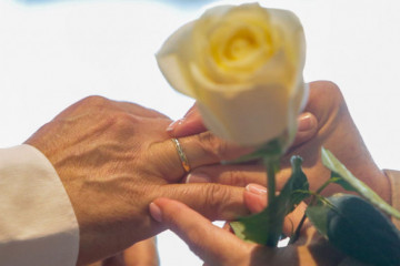 EuropaPress 3191100 pareja coloca alianzas celebracion boda oficiada concejal urbanismo ayuntamiento