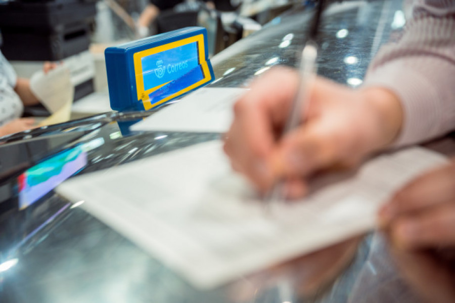 Correos pide ampliar un día más el plazo de entrega del voto postal: hasta este viernes a las 14.00