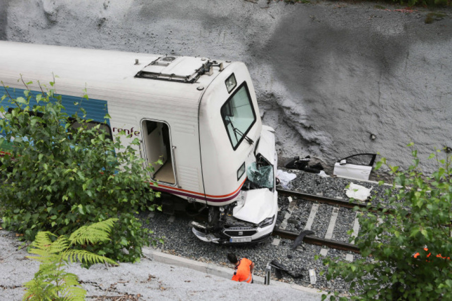 Continúa en la UCI y "evoluciona favorablemente" el herido del siniestro entre un tren y un coche en Lugo