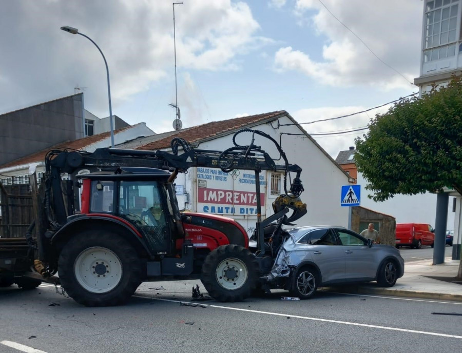 A Policía Local de Narón investiga un accidente entre un tractor e dous turismos en Xuvia