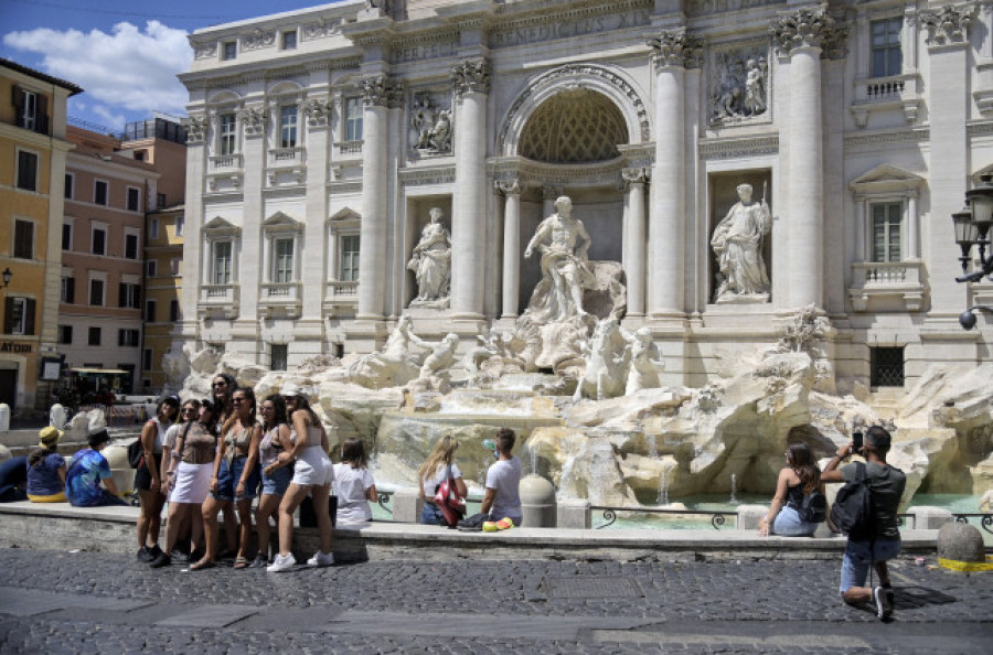 Un italiano escala la Fontana de Trevi y se lanza al agua entre aplausos de los turistas