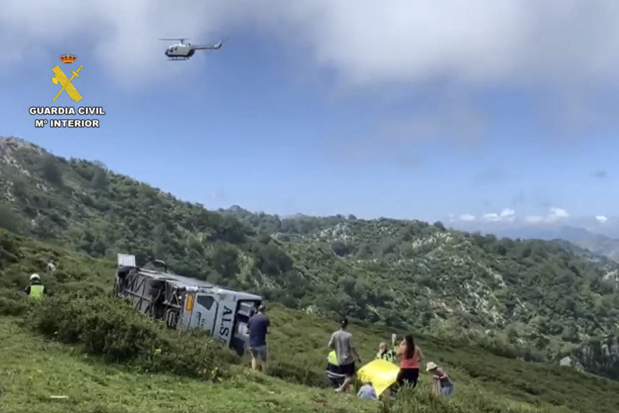 Al menos diez heridos al volcar un autobús con "numerosos niños" en los Lagos de Covadonga, en Asturias