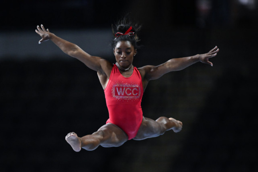 Simone Biles regresa dos años después con una victoria estelar