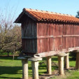 Caminado entre hórreos por la comarca