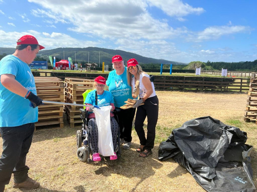 Medio centenar de voluntarios limpian el entorno del Campo de As Cabazas, en Covas