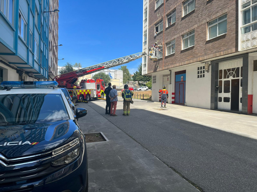 Los bomberos y la Policía Nacional rescatan en Ferrol a una septuagenaria que se había caído en su domicilio