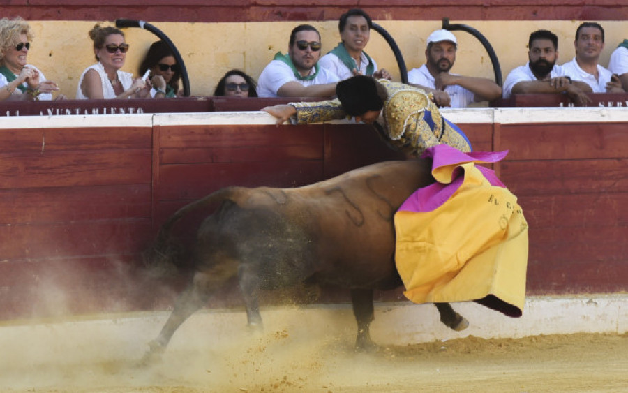 El Cordobés, cogido en Huesca, sufre una grave cornada de 20 cms en el triángulo de Scarpa