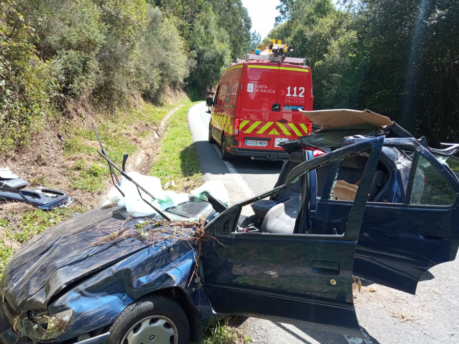 Excarceladas dos mujeres tras sufrir una salida de vía en la parroquia de Recemel, en As Somozas