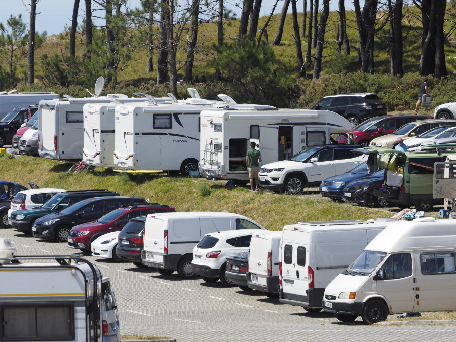 Malestar por la ocupación permanente de caravanas en las playas ferrolanas