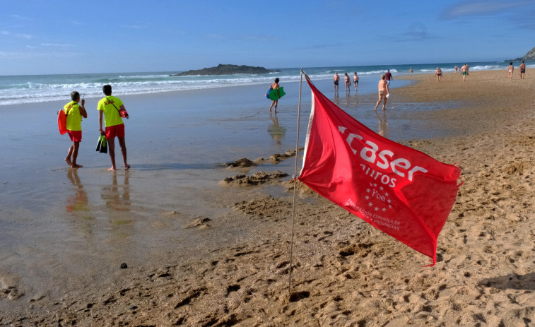 Récord de rescates del verano en Valdoviño, con un nuevo auxilio a tres surfistas esta tarde